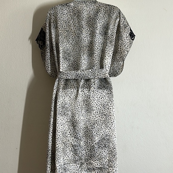 Carole Hochman Robe Black & Tan Print - Picture 3 of 12